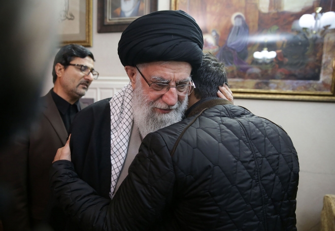 이란 최고지도자 아야톨라 알리 하메네이(가운데)가 3일(현지시간) 수도 테헤란에서 미군의 공습으로 사망한 거셈 솔레이마니 쿠드스군(이란혁명수비대 정예군) 사령관의 가족을 만나 위로하고 있다. AP 연합뉴스