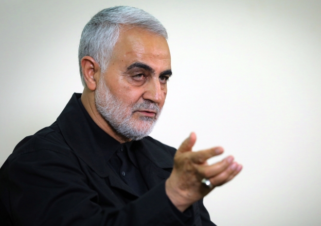 이란 군부 실세인 거셈 솔레이마니 쿠드스군(이란혁명수비대 정예군) 사령관이 지난해 10월 테헤란에서 인터뷰하는 모습. 솔레이마니는 3일(현지시간) 이라크 바그다드 국제공항에서 미군의 공습으로 사망했다. AP 연합뉴스