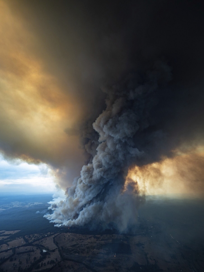 호주 빅토리아 주 이스트 깁스랜드에서 계속되고 있는 산불로 거대한 연기 기둥이 만들어져 하늘로 솟아오르는 모습으로, 깁스랜드 환경당국이 2일 제공한 사진이다. AP 연합뉴스