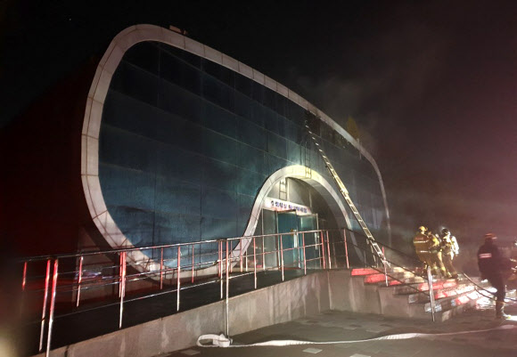 4일 오후 9시 30분쯤 전북 전주시 덕진구 전주동물원 아쿠아리움에서 불이 나 소방관들이 진화작업을 하고 있다. 이 불로 어류 12종 63마리가 폐사했다. 전주 연합뉴스