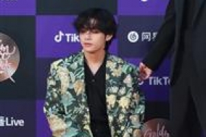 방탄소년단 뷔, 레드카펫서 꽈당 ‘변함 없는 비주얼’