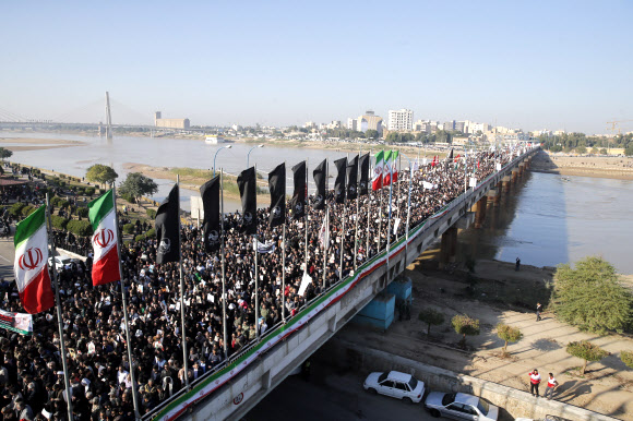 수많은 이란인들이 거셈 술레이마니 혁명수비대 쿠드스 사령관의 관이 5일 아침 남부 아흐바즈에게 도착하자 거리를 가득 메운 채 미국 규탄 시위를 벌이고 있다. 아흐바즈 EPA 연합뉴스 