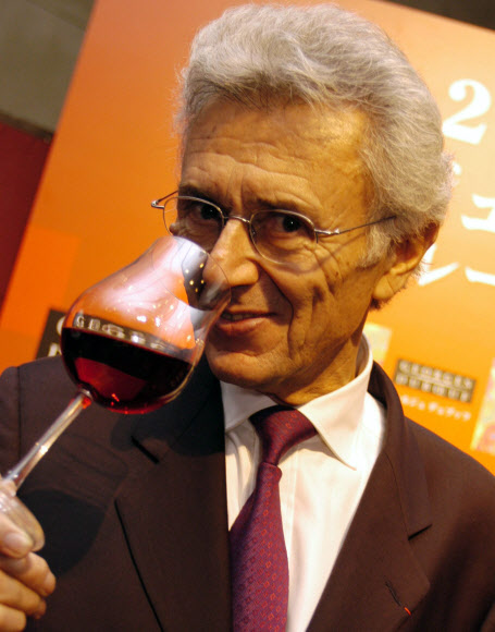 보졸레 누보를 전 세계에 알린 프랑스 와인 업자 조르주 뒤뵈프가 지난 2004년 11월 18일(현지시간) 일본 도쿄의 한 호텔에서 와인을 시음하고 있다. AFP 자료사진 연합뉴스