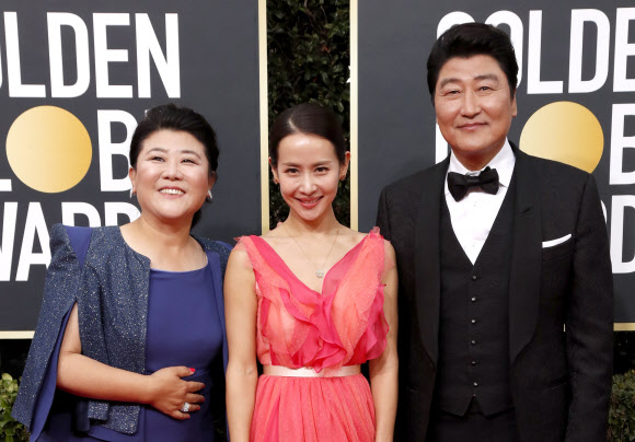 배우 이정은, 조여정, 송강호(왼쪽부터)가 5일(현지시간) 미국 로스앤젤레스 베벌리힐스의 베벌리 힐튼호텔에서 열린 제77회 골든글로브 시상식에 참석해 포즈를 취하고 있다.<br>EPA 연합뉴스