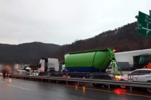 합천 국도서 차량 40여대 추돌, ‘블랙 아이스’ 추정 10여명 다쳐