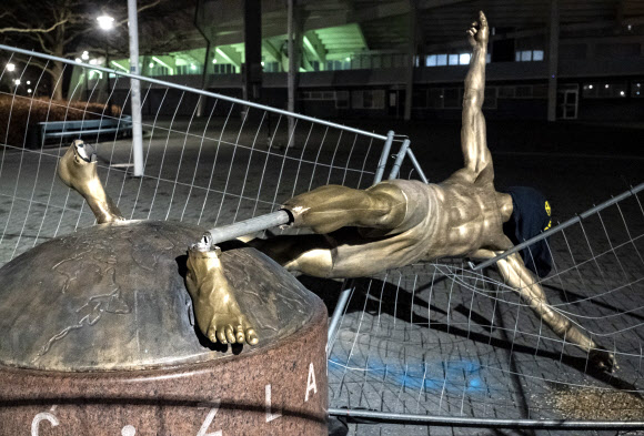 훼손된 스웨덴 ‘축구 스타’ 이브라히모비치 동상