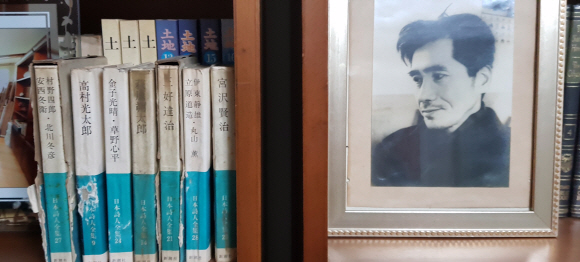 시인 김수영(오른쪽)은 한국 현대문학사의 상징이자 ‘사랑의 시인’이었다. 김현경 여사의 집 서재 곳곳에서 김수영 시인의 유품을 만날 수 있다. 김수영이 애독했던 실존주의 철학자 하이데거의 전집 역시 책꽂이에 가지런히 꽂혀 있다(왼쪽).  김응교씨 제공
