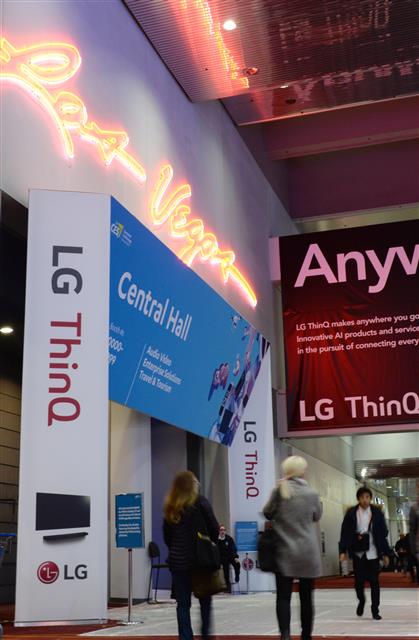 7~10일(현지시간) 미국 라스베이거스에서 열리는 세계 최대의 가전·정보기술(IT) 전시회인 ‘CES 2020’설치된 ‘LG 씽큐’ 광고판. LG전자 제공