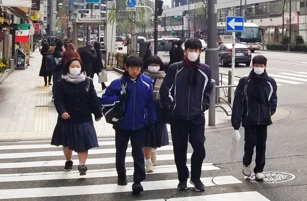 일본에는 감기, 꽃가루 알러지 등 건강상 이유 외에도 자신만의 스타일 연출 등 다양한 이유로 마스크를 쓰는 사람이 많다. 도쿄 긴자 거리.