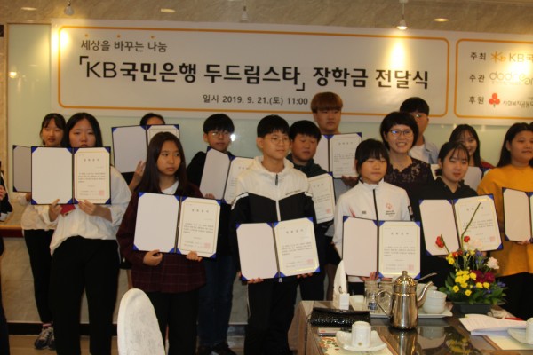 박하은(앞줄 왼쪽에서 세 번째) 학생
