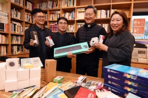 성북구 직원들, 신부님과 십시일반 모은 문구류 ‘나눔’
