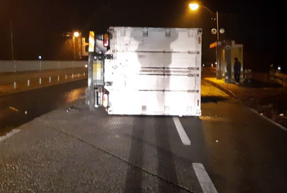 지난달 14일 오전 5시 28분쯤 충북 영동군 심천면 4번 국도를 달리던 화물차가 블랙아이스에 미끄러지면서 차량 6대가 연쇄 추돌했다. 서울신문 DB