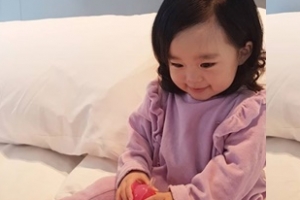 한석준 딸 사빈, 미소 절로 나오는 일상 ‘인형 같은 눈망울’ [EN스타]