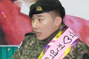 [포토] ‘깜짝이야’ 김성규, 전역 깜짝 축하 팬들에 감동