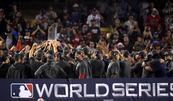 보스턴 레드삭스 선수들이 2018년 월드시리즈에서 LA 다저스를 누르고 우승을 차지한 뒤 우승컵을 들어올리는 모습. LA AP 연합뉴스
