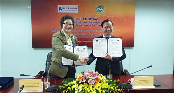 (사)한국심리학회 조현섭 회장/이사장(왼쪽)과 베트남심리학회 부즁 회장이 협약식 기념 촬영을 하고 있다.