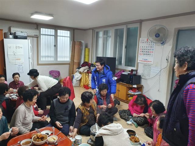 장 예비후보가 대전 동구 동산경로당을 찾아 어르신들에게 인사하고 있다.