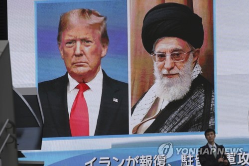 지난 8일 도쿄의 대형 스크린에 비친 트럼프 미국 대통령(왼쪽)과 하메네이 이란 최고지도자의 이미지. AP 연합뉴스