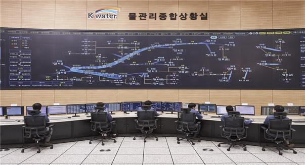 전국의 댐과 보 수위 등 수문 데이터를 실시간으로 통합관리하는 한국수자원공사 물관리종합상황실, 한국수자원공사 제공
