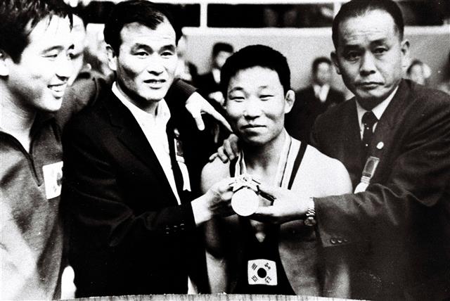 장창선 선수가 레슬링 자유형 플라이급에서 은메달을 따내며 고국에 첫 메달을 안긴 뒤 찍은 기념사진. 대한체육회 제공