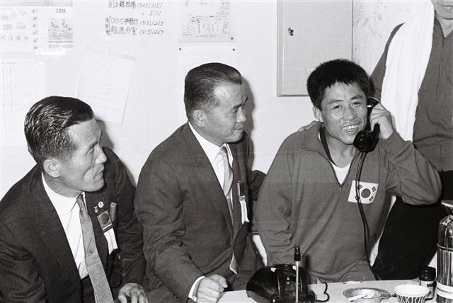 도쿄올림픽에서 은메달을 딴 직후 고국으로 전화통화를 하는 모습. 대한체육회 제공 