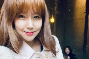 이윤미, 백옥 피부 자랑한 셀카 ‘세 딸 엄마 맞아?’ [EN스타]