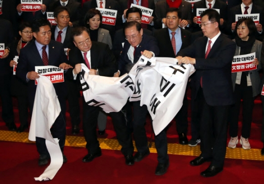 [속보] 한국당, 추미애 탄핵소추안·국정조사 요구서 제출