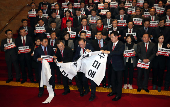 ‘추미애 현수막’ 찢는 자유한국당