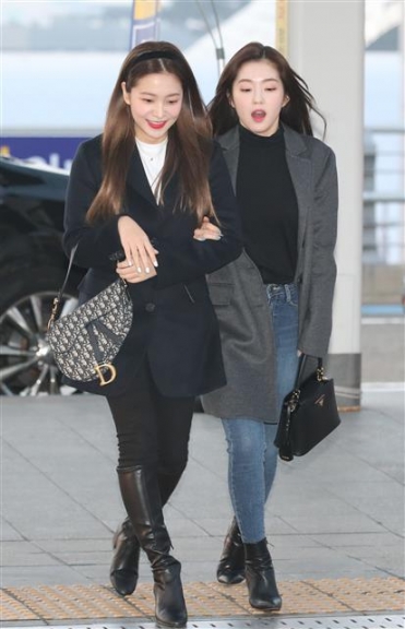레드벨벳(Red Velvet) 예리, 아이린(오른쪽)이 콘서트차 10일 오전 인천국제공항을 통해 일본 후쿠오카로 출국하고 있다. 2020.1.10<br>뉴스1