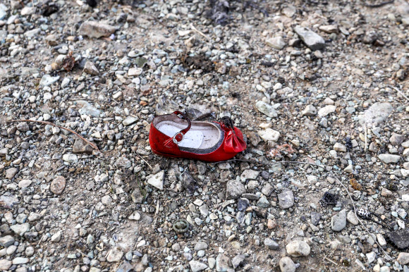 이란, 우크라이나 항공기 참사 속 소녀의 신발
