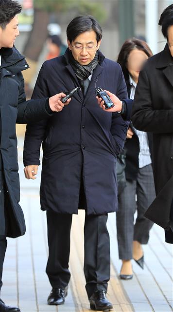 지하철역에서 스마트폰 카메라로 여성을 몰래 촬영한 혐의로 불구속 기소된 김성준 전 SBS 앵커가 10일 오전 서울 양천구 서울남부지방법원에서 열리는 첫 공판에 출석하고 있다.  2020.1.10<br>뉴스1