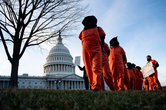 Demonstrators dressed in Guantanamo Bay prisoner uniforms march past Capitol Hill in Washington, DC, on January 9, 2020, during a rally on “No War with Iran.” (Photo by Brendan Smialowski / AFP)/2020-01-10 09:14:31/ <저작권자 ⓒ 1980-2020 ㈜연합뉴스. 무단 전재 재배포 금지.>