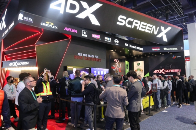 미국 CES 2020 현장에서는 4면 스크린X를 체험하고자 부스에 몰린 관객들. CGV 제공