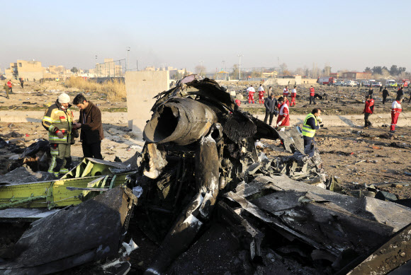 8일(현지시간) 이란 테헤란 인근에서 추락한 우크라이나항공 소속 여객기 잔해. AP 연합뉴스