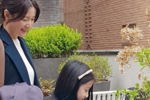 이영애, 딸과 함께한 행복한 시간 ‘옆모습도 닮았네’ [EN스타]