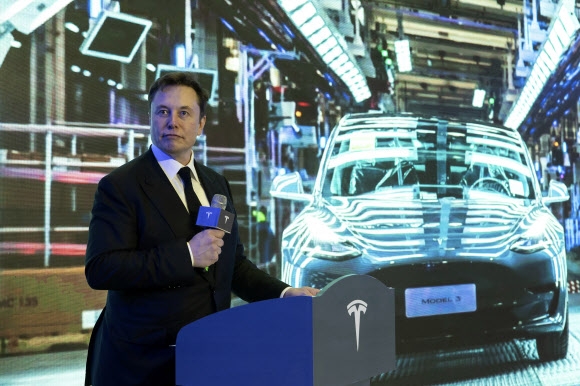 일론 머스크 테슬라 CEO가 상하이 테슬라 기가팩토리에서 생산된 첫 번째 중국산 모델3의 인도식에서 연설하고 있는 모습. 상하이 AP 연합뉴스