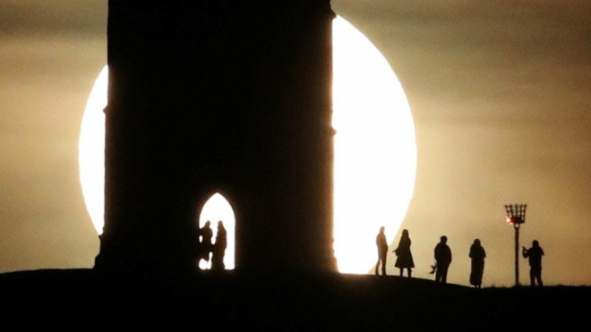 영국 서머셋주 글래스톤베리 토르의 세인트 미카엘 타워에 떠오른 보름달. 글래스톤베리 로이터 연합뉴스 