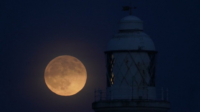 영국 노섬벌런드주 휘틀리 베이의 세인트 마리 등대 옆으로 떠오른 보름달. PA 미디어 제공 BBC 홈페이지 캡처