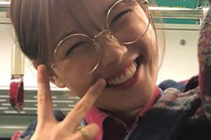 김유정 근황, 지하철에서 포착 “반갑게 활짝” [EN스타]