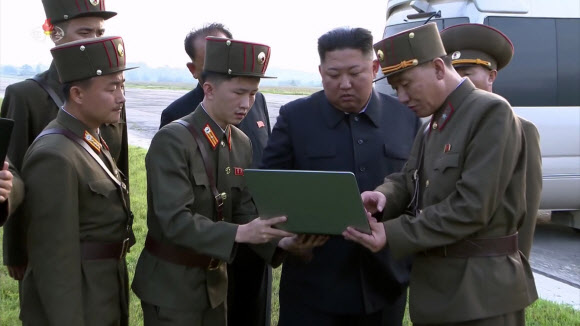 노트북으로 군 보고받는 김정은 국무위원장