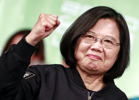대만 총통 선거  대만 독립 성향의 첫 여성 총통 차이잉원이 11일 치러진 대만 총통 선거에서 재선에 성공했다. EPA 연합