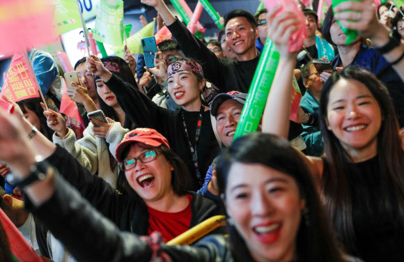 대만 독립 성향의 첫 여성 총통 차이잉원이 11일 치러진 대만 총통 선거에서 재선에 성공해 환호하는 시민들 로이터 연합