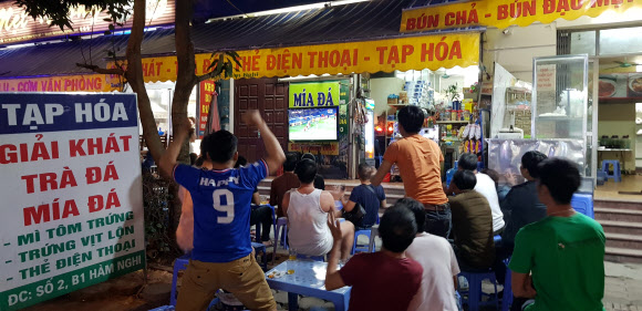 베트남 축구 팬들이 10일 하노이 시내 한 카페 앞에서 TV를 보며 아랍에미리트(UAE)를 상대로 아시아축구연맹 챔피언십 D조 1차전을 펼치는 박항서호를 응원하고 있다. 연합뉴스