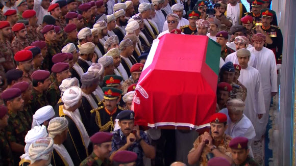 지난 10일(현지시간) 작고한 오만 술탄 카부스 빈 사이드 알사이드의 장례식이 사망 다음날인 11일 수도 무스카트에서 거행되고 있다. 무스카트 AFP 연합뉴스