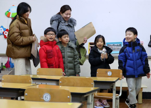 서울 공립초등학교 신입생 예비소집일인 지난 8일 서울 용산초등학교를 찾은 예비초등생들이 1학년 교실을 둘러보고 있다.   연합뉴스