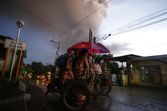 필리핀 탈 화산 폭발에 피신하는 주민들