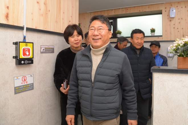 서양호(가운데) 서울 중구청장이 지난달 리모델링한 신당5동 다산 어린이공원 화장실을 주민들과 함께 둘러보며 웃고 있다. 2020.1.13. 중구 제공 