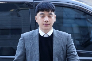 고개 숙인 가수 승리, 영장심사 출석…상습도박 등 혐의