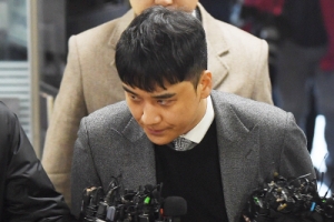 [서울포토] 고개숙이고 법원 출석하는 승리