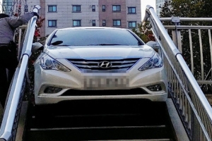 [포토] ‘딱 걸렸어’ 계단에 걸쳐있는 음주운전 차량